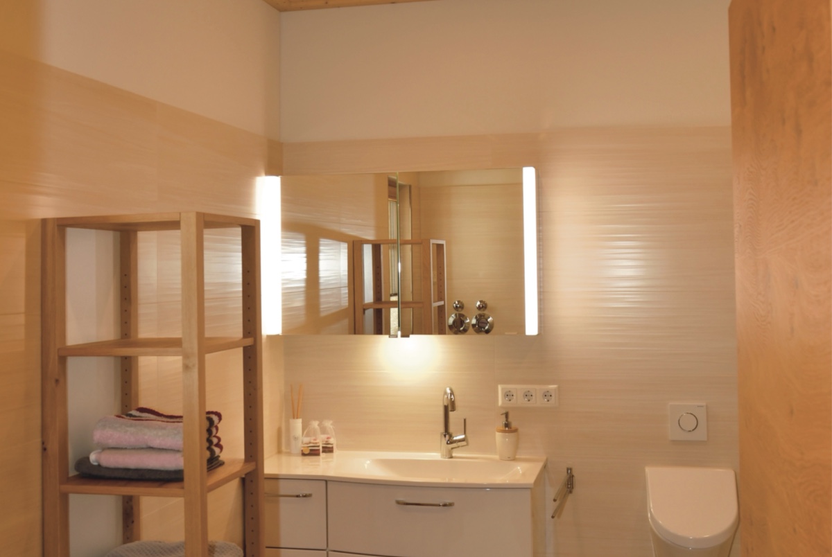 Badezimmer Spiegel und Waschtisch