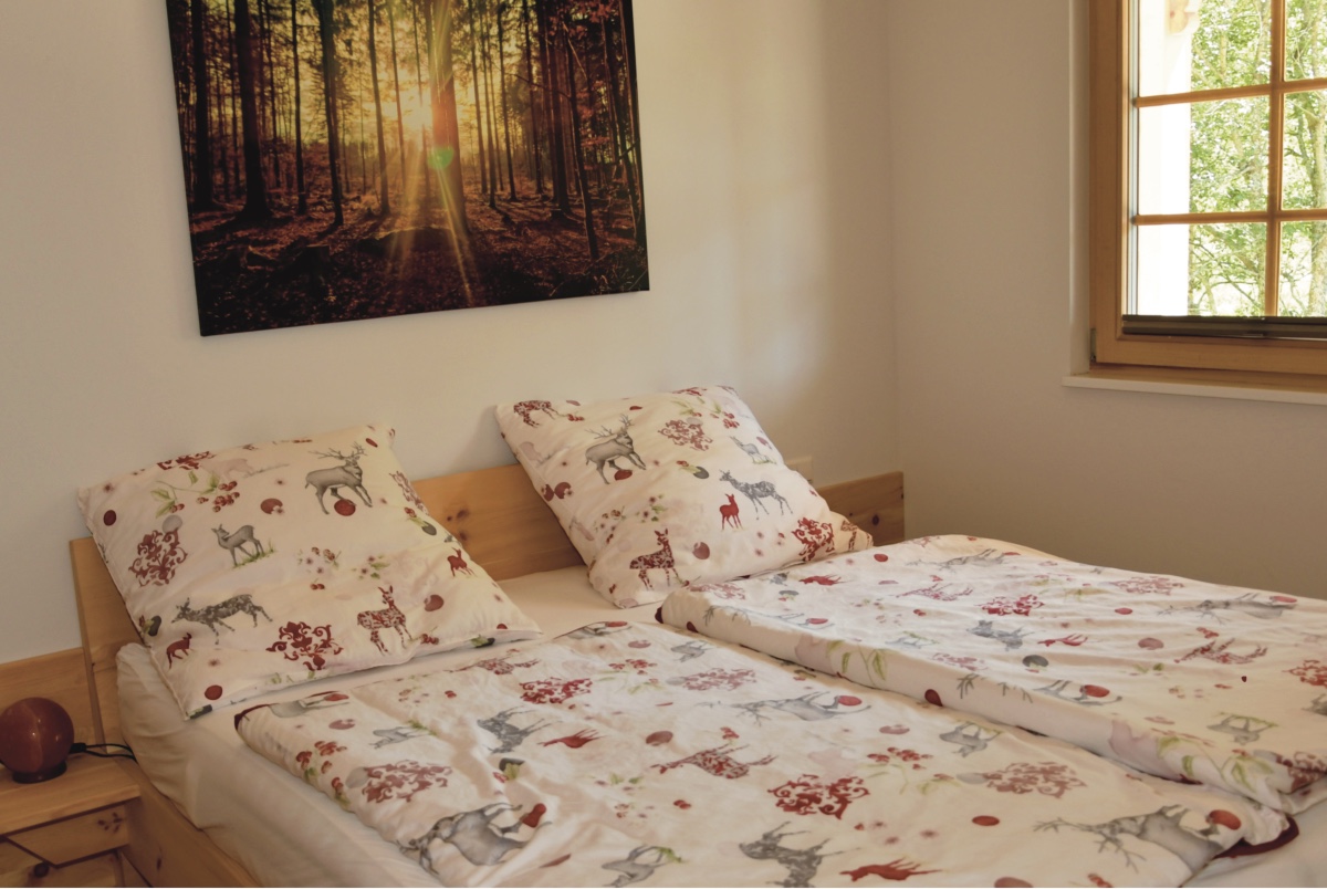 Schlafzimmer, Bett und Fenster sichtbar