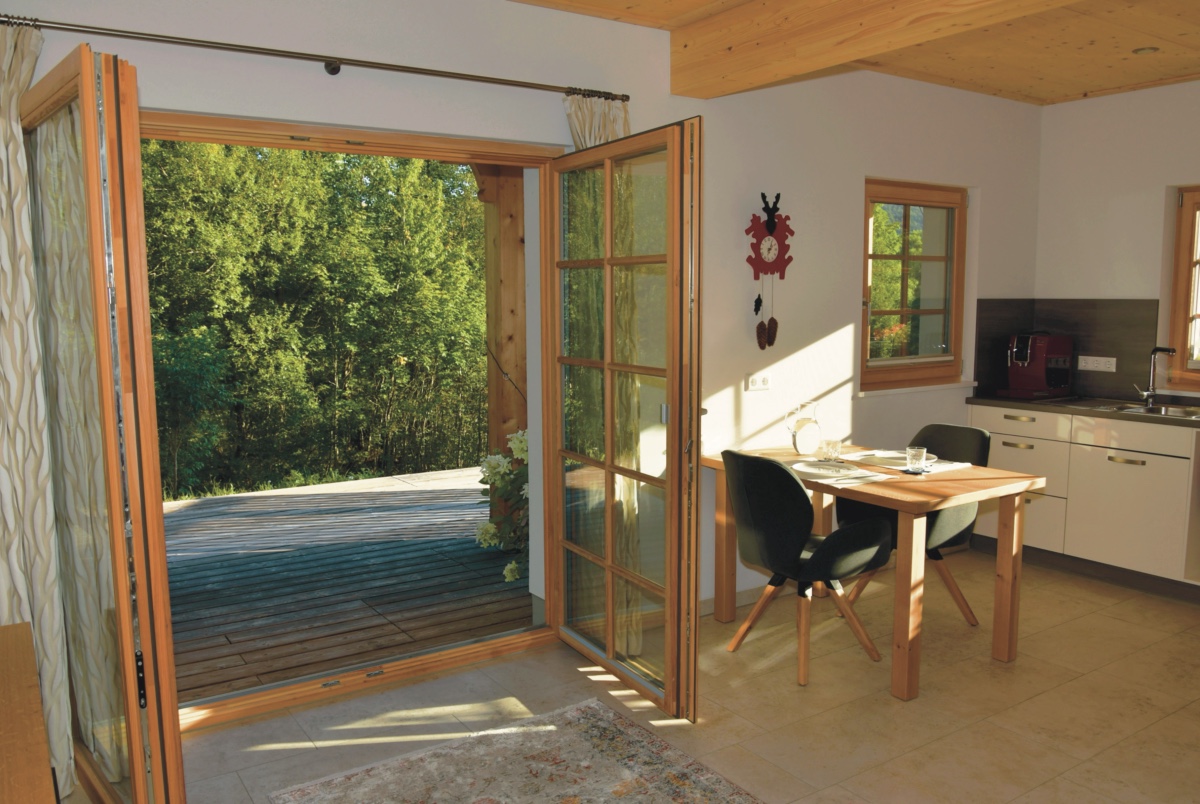 Innenansicht, offene Terrassentüre, Esstisch